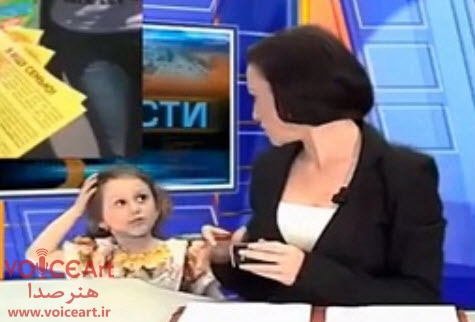 حضور ناگهانی دختر بچه مجری تلویزیونی در برنامه زنده خبری+ فیلم