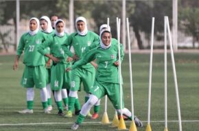 گزارشگران خانم بازی تیم ملی فوتبال زنان ایران و بلاروس را گزارش می‌کنند