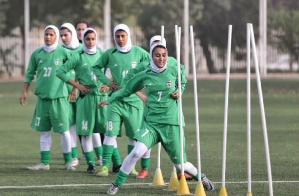 گزارشگران خانم بازی تیم ملی فوتبال زنان ایران و بلاروس را گزارش می‌کنند