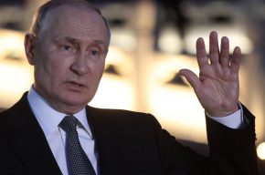 تذکر پوتین به مجری در حین پخش سرود ملی روسیه (فیلم)