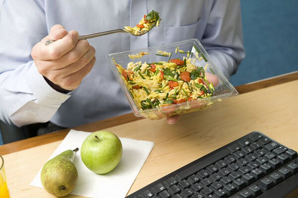 بایدها و نبایدهای تغذیه ای در محیط كار در رادیو سلامت