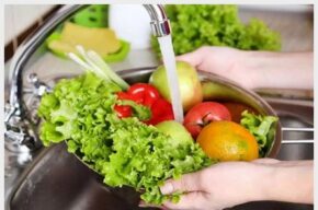 اهمیت شستن میوه و سبزیجات در «خانواده مبارك» رادیو صبا اهمیت شستن میوه و سبزیجات در «خانواده مبارك» رادیو صبا