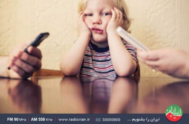 واكاوی پدیده گوشی‌به‌دست‌ها در «خانه و خانواده» رادیوایران